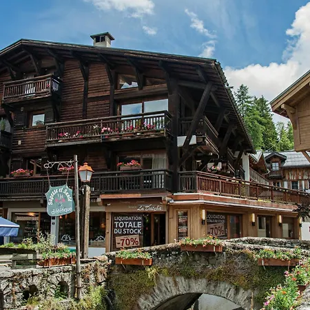 Santa Maria Proche Village